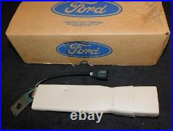 2001 2002 Lincoln Town Car NOS OEM RH FRONT SEAT BELT BUCKLE